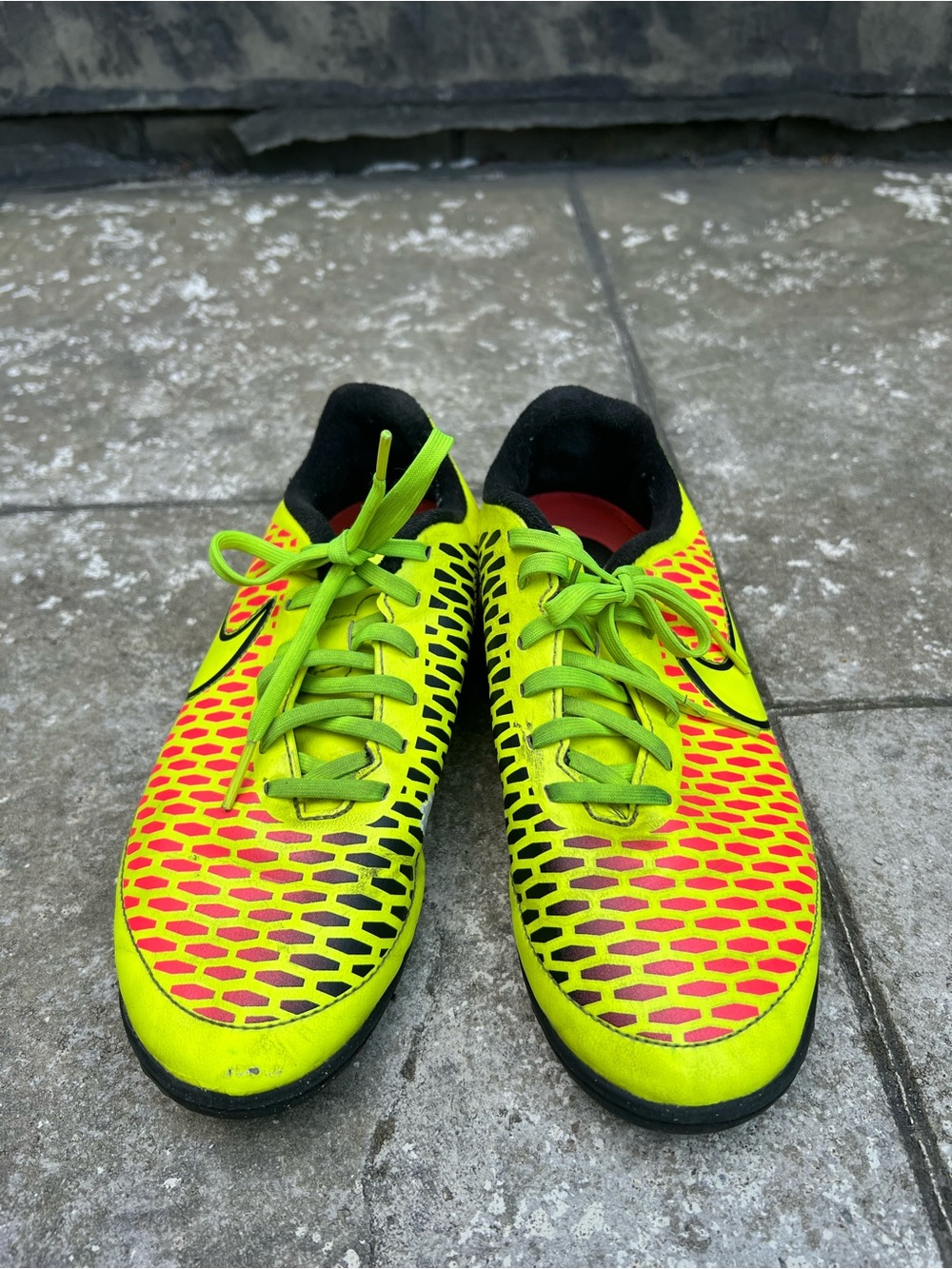 Nike Magista Kids Neon Yellow and Pink Indoor Soccer Shoes - Picture 2 of 5